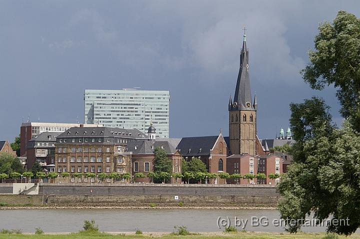 IMGP0741.jpg - Alstadt mit Dreischeiben-Hochhaus und Lambertus