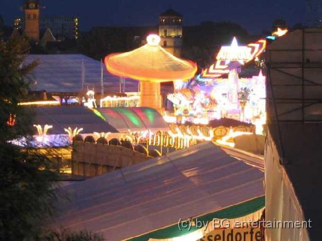 photo11.jpg - Kirmes 2004: ein flammendes Kettenkarussel  ;-)